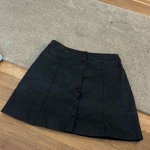 Back button fake leather mini skirt